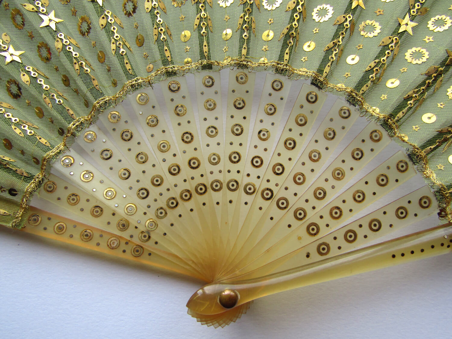 Sequined-Green-Silk-and-Horn-Fan-01