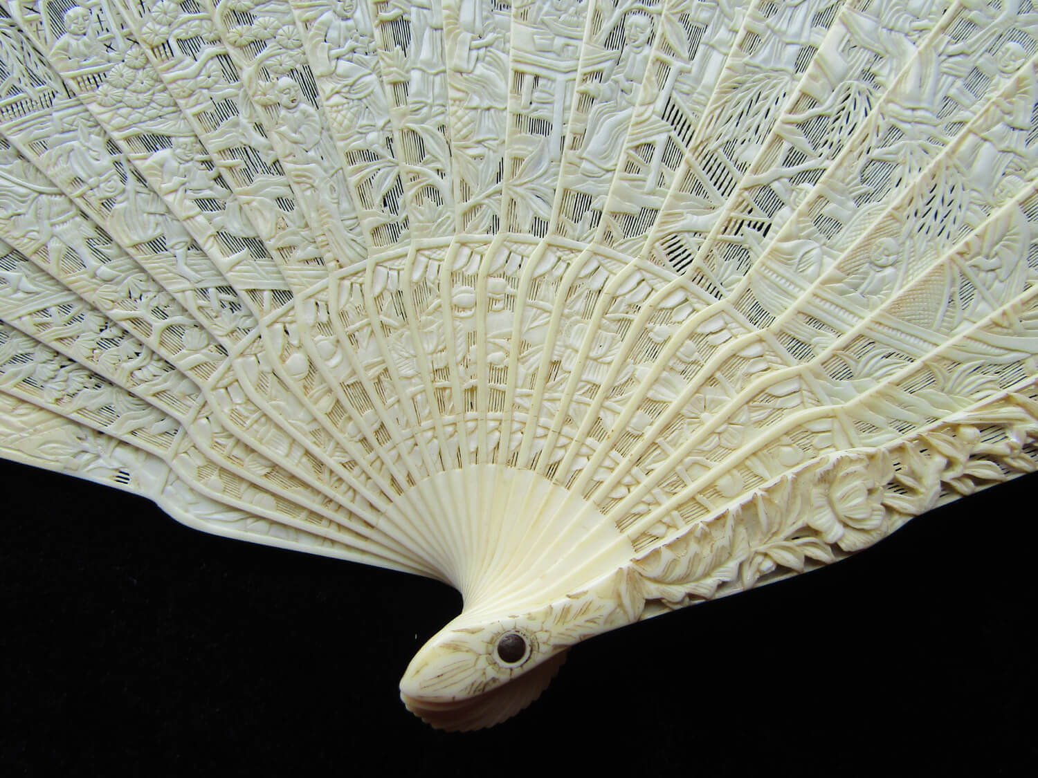 Fine-Cantonese-Carved-Brise-Fan-07