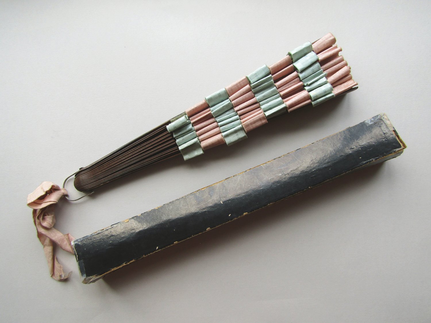 Rare-Victorian-Trick-Fan-Eventail-a-dislocation-09