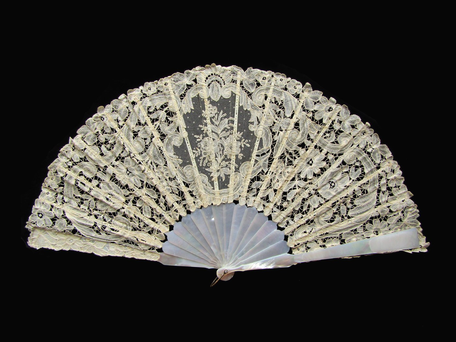 Very Large Mother of Pearl Duchesse Lace Fan