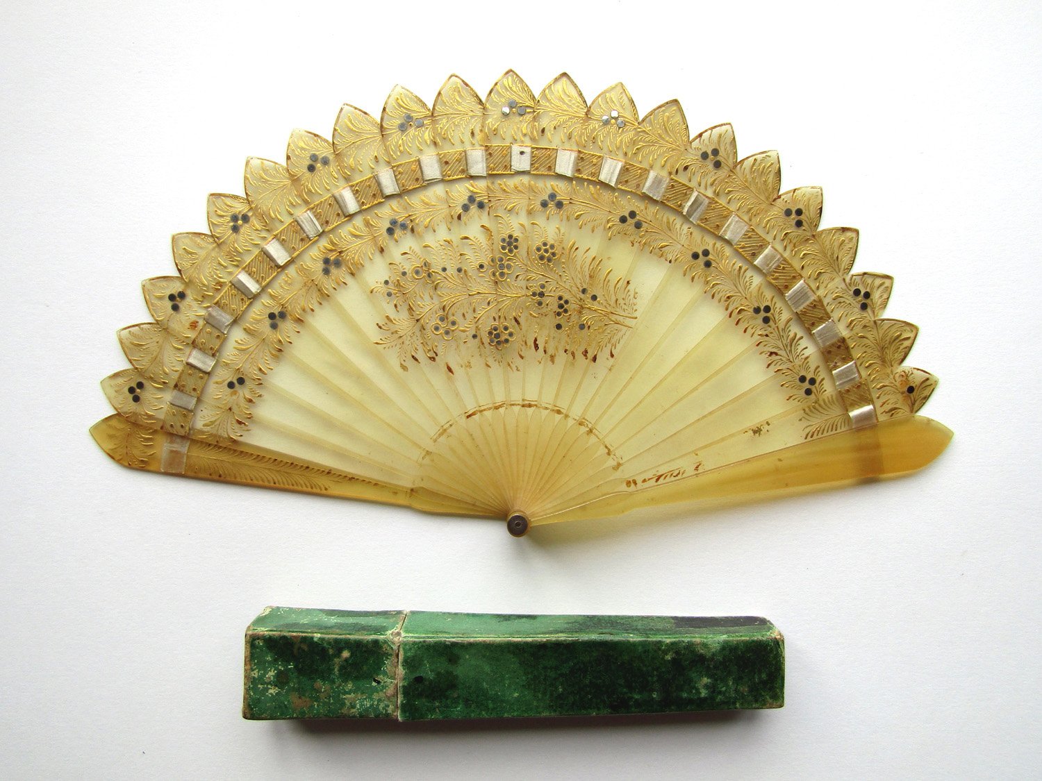 Jane-Austen-Era-Horn-Brise-Fan-01