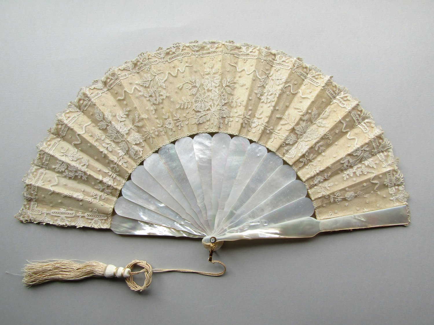 Brussels-Lace-Mother-of-Pearl-Wedding-Fan-01