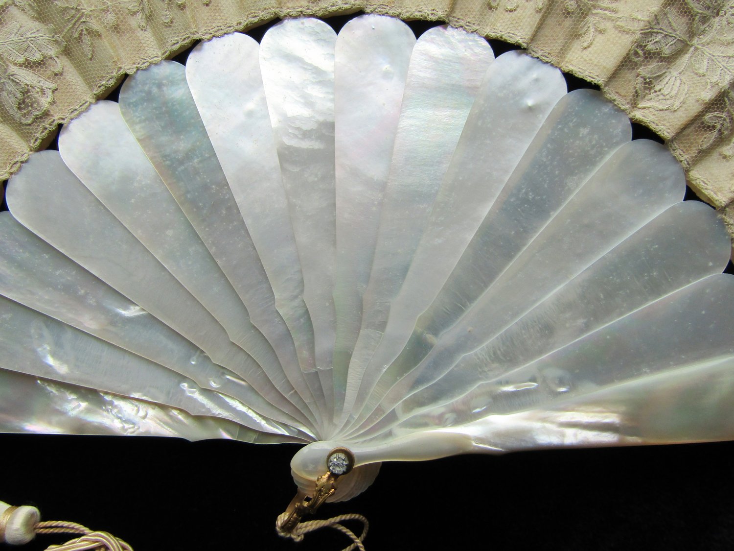 Brussels-Lace-Mother-of-Pearl-Wedding-Fan-02