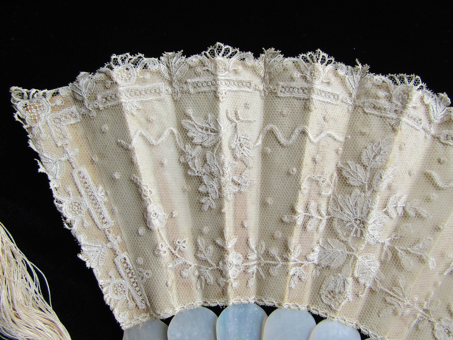 Brussels-Lace-Mother-of-Pearl-Wedding-Fan-05