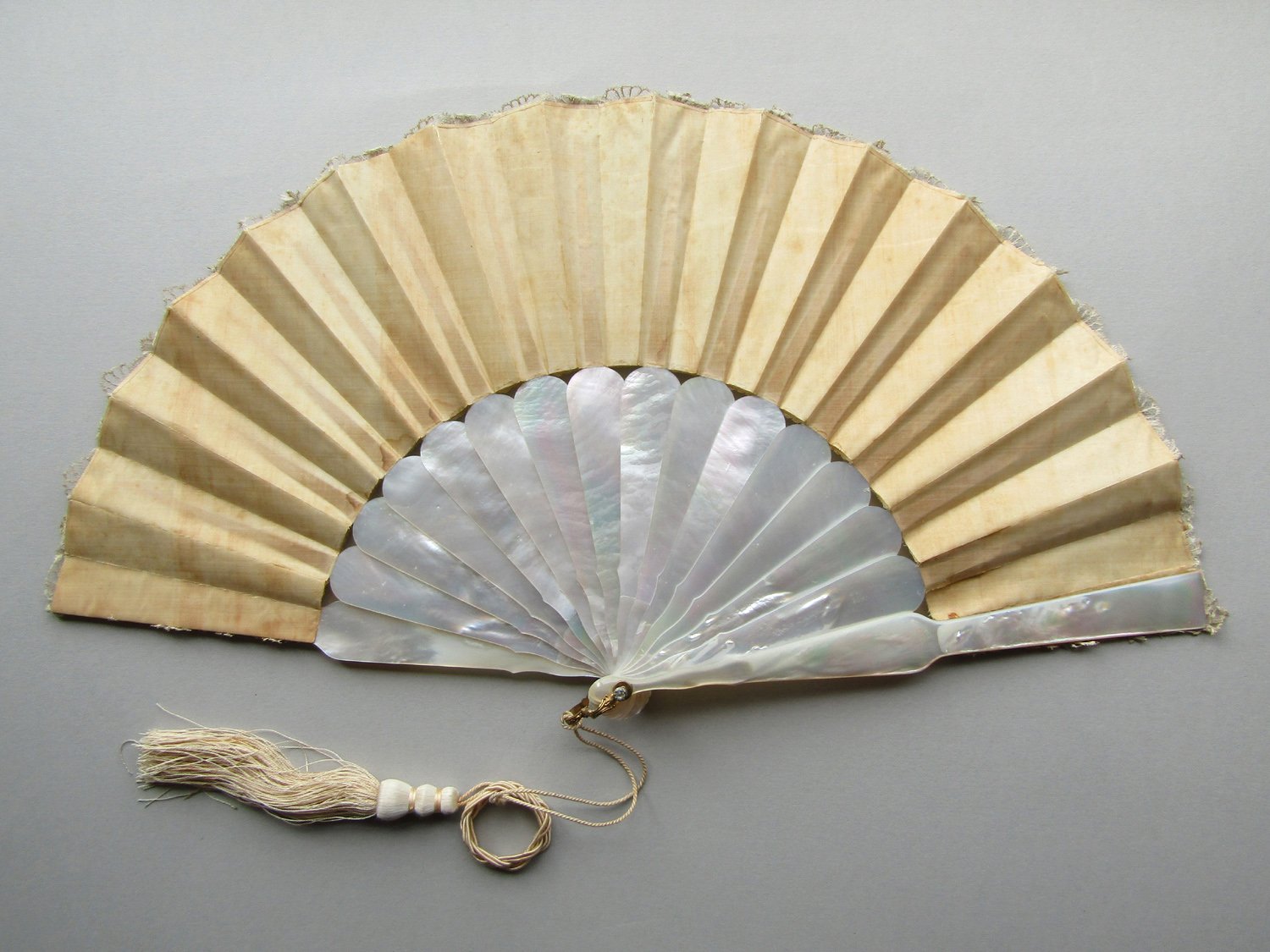 Brussels-Lace-Mother-of-Pearl-Wedding-Fan-06