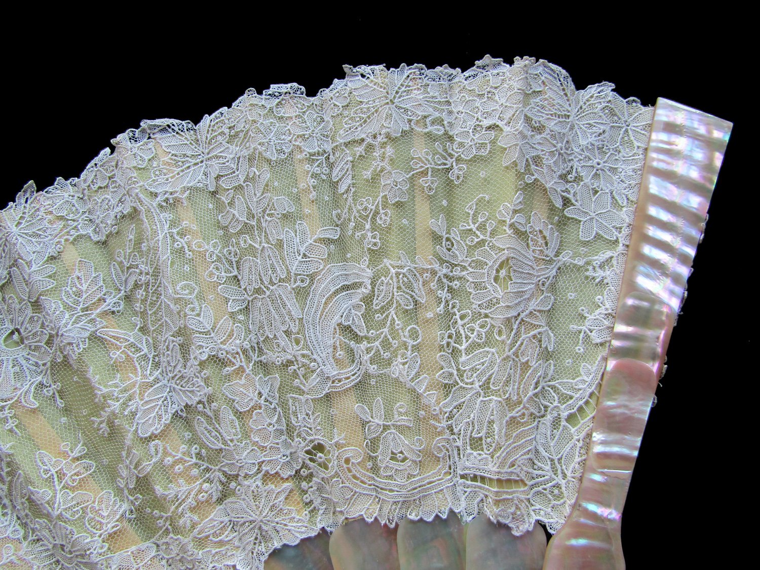 Brussels-Lace-and-Mother-of-Pearl-Fan-02