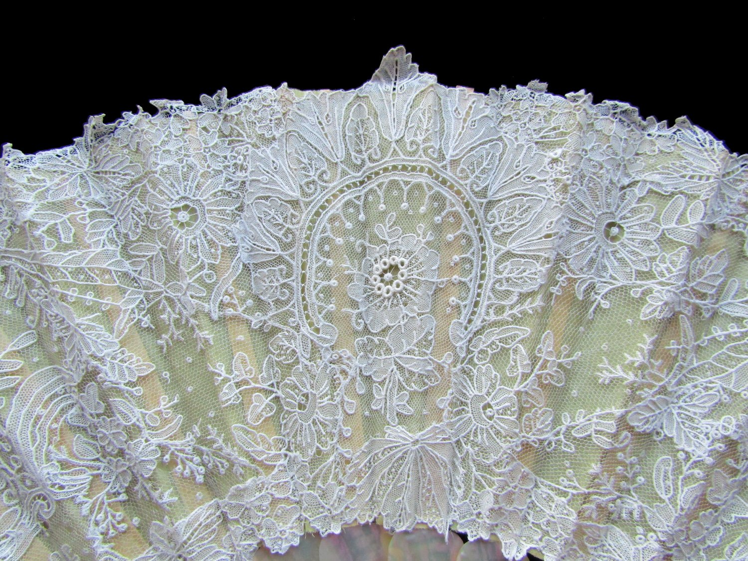 Brussels-Lace-and-Mother-of-Pearl-Fan-03