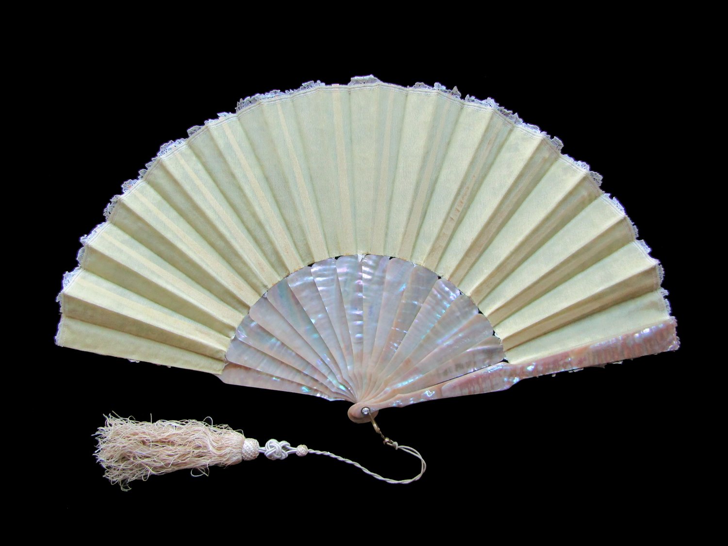 Brussels-Lace-and-Mother-of-Pearl-Fan-06