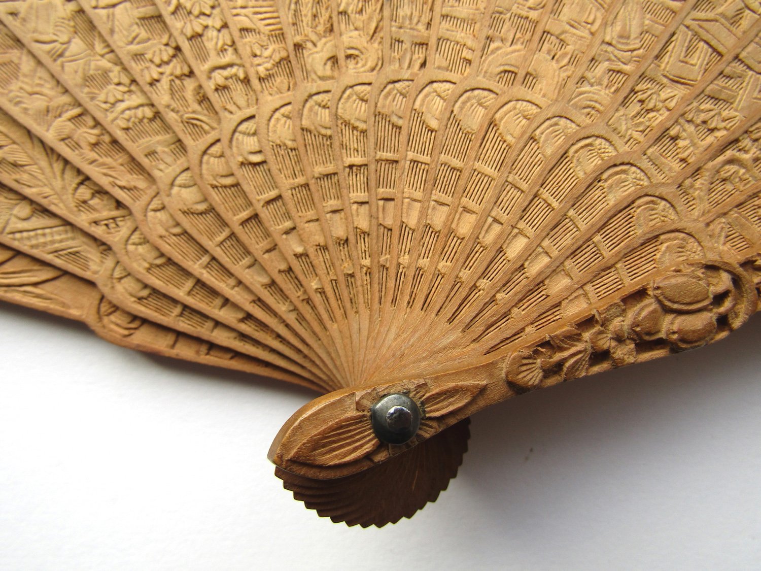 Cantonese-Carved-Sandalwood-Fan-02