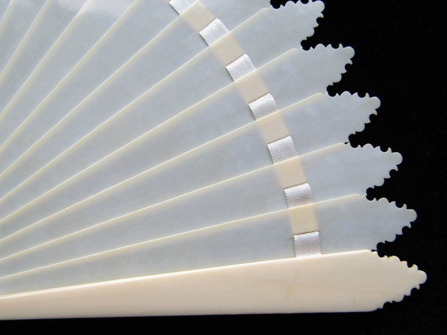 Jane-Austen-Era-Brise-Carved-Fan-03