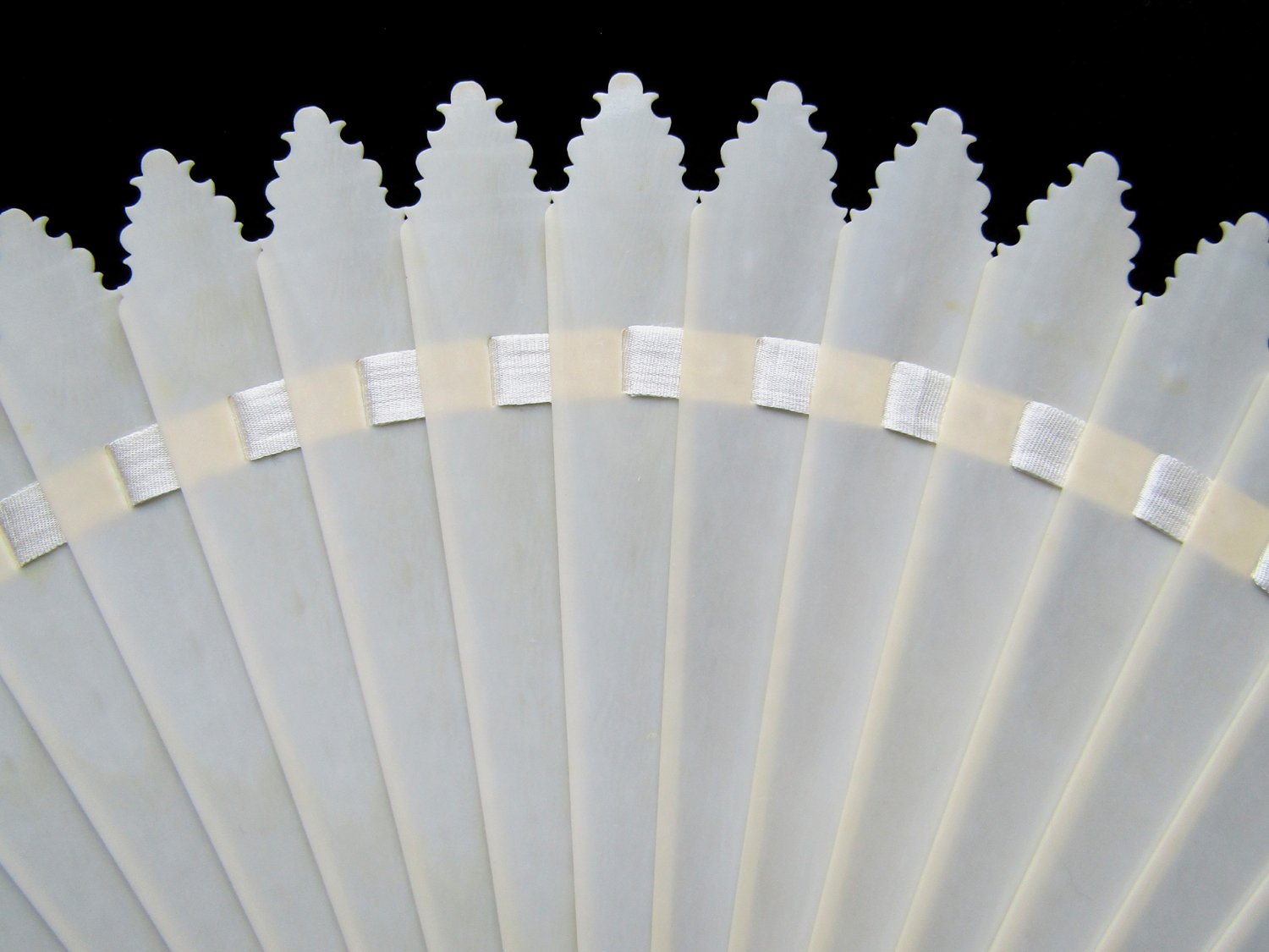 Jane-Austen-Era-Brise-Carved-Fan-04