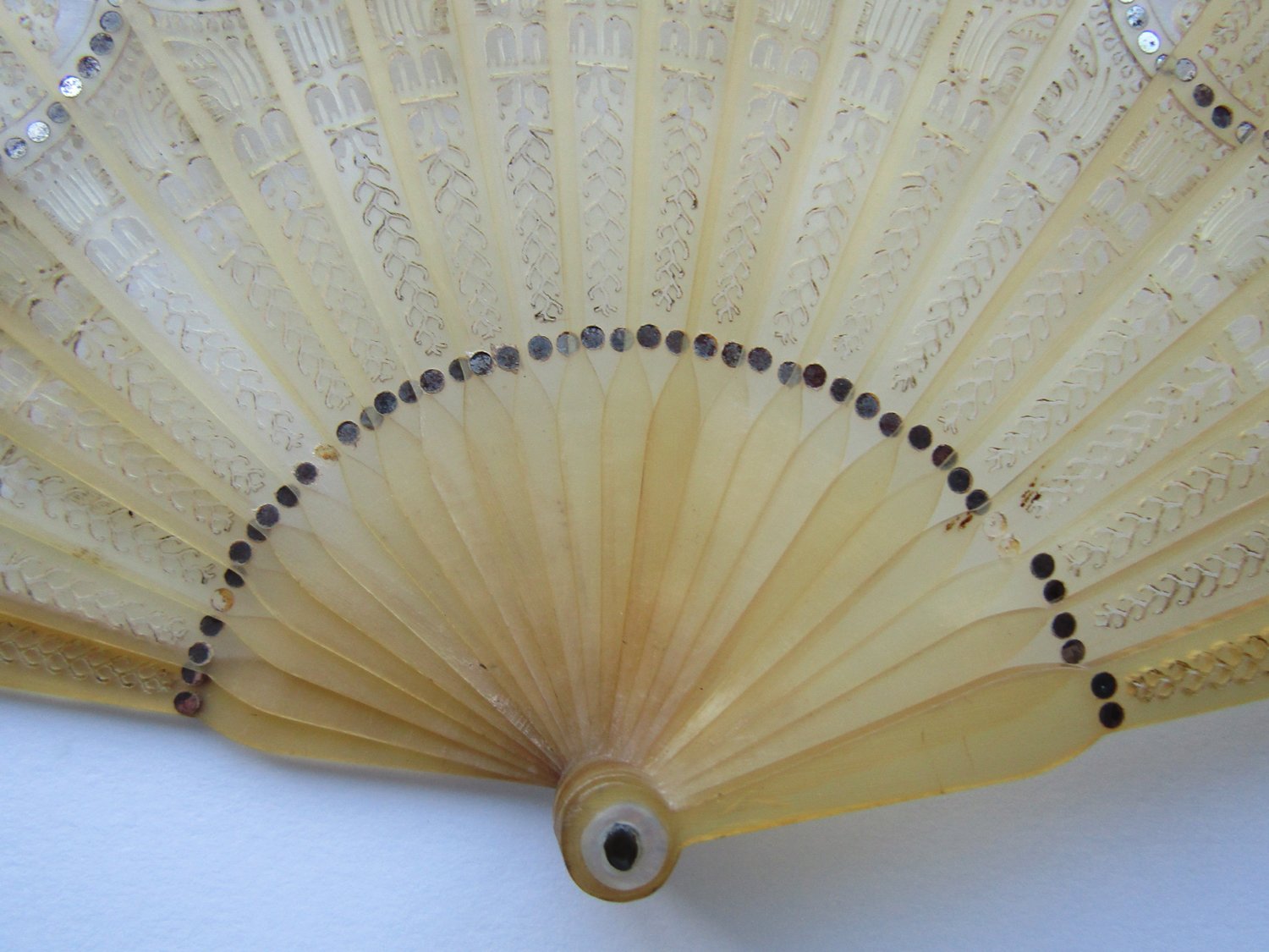 Jane-Austen-Era-Horn-Brise-Fan-02