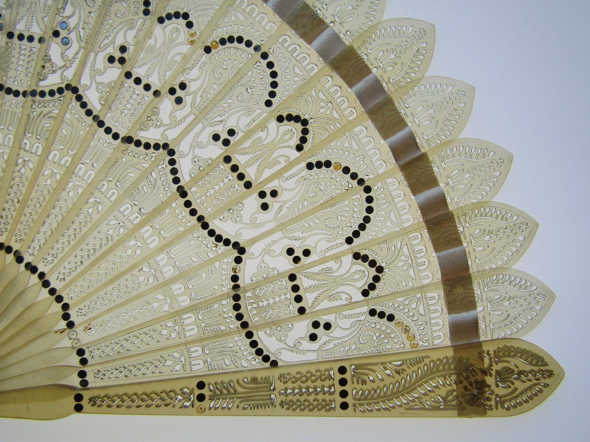 Jane-Austen-Era-Horn-Brise-Fan-03