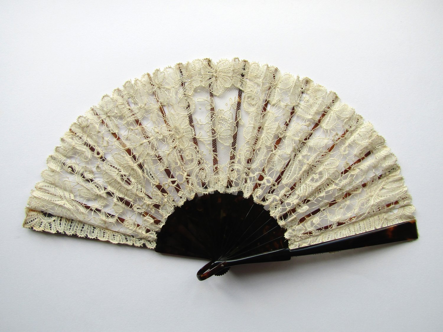 Duvelleroy-Handmade-Mixed-Belgian-Lace-and-Tortoiseshell-Fan-01