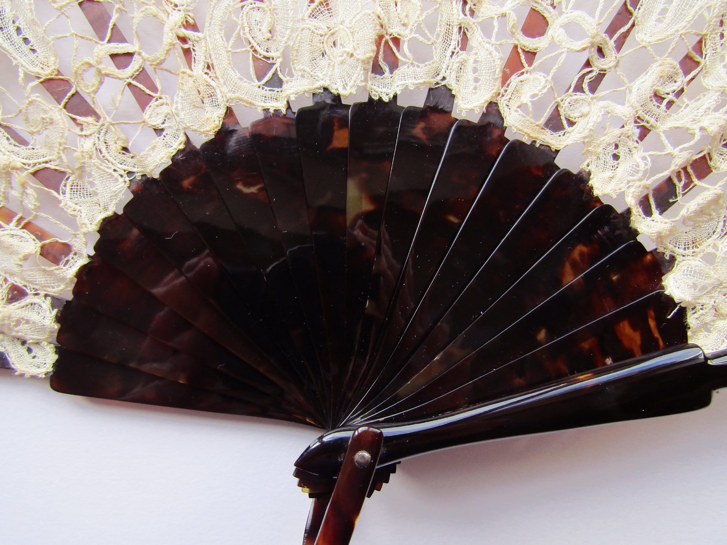 Duvelleroy-Handmade-Mixed-Belgian-Lace-and-Tortoiseshell-Fan-02