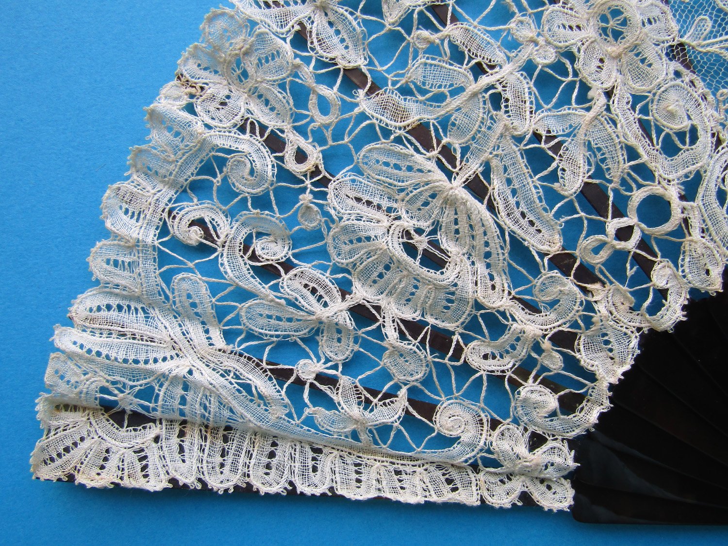 Duvelleroy-Handmade-Mixed-Belgian-Lace-and-Tortoiseshell-Fan-06