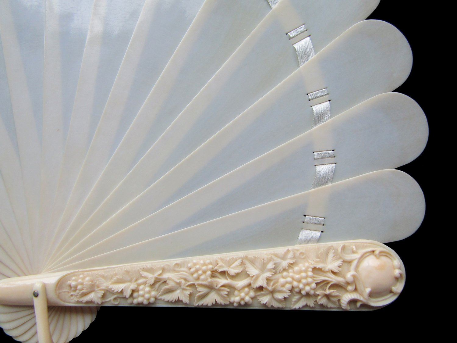 Carved-Dieppe-Brise-Fan-02