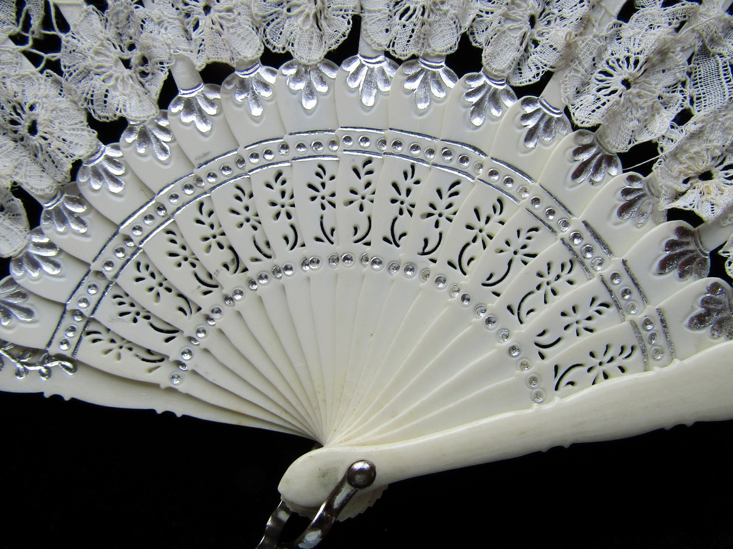 Handmade-Tape-Lace-and-Carved-Bone-Fan-02