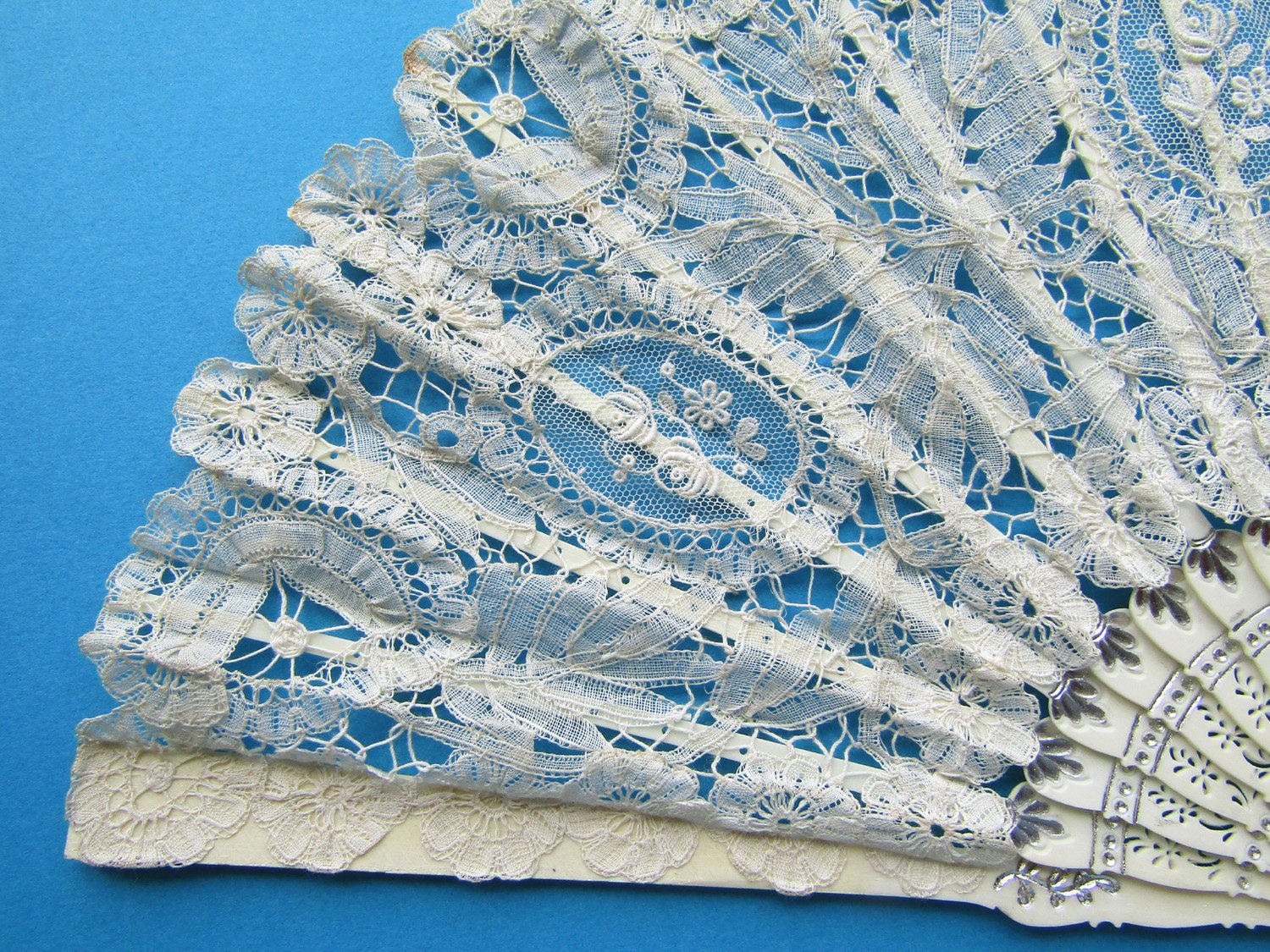 Handmade-Tape-Lace-and-Carved-Bone-Fan-05