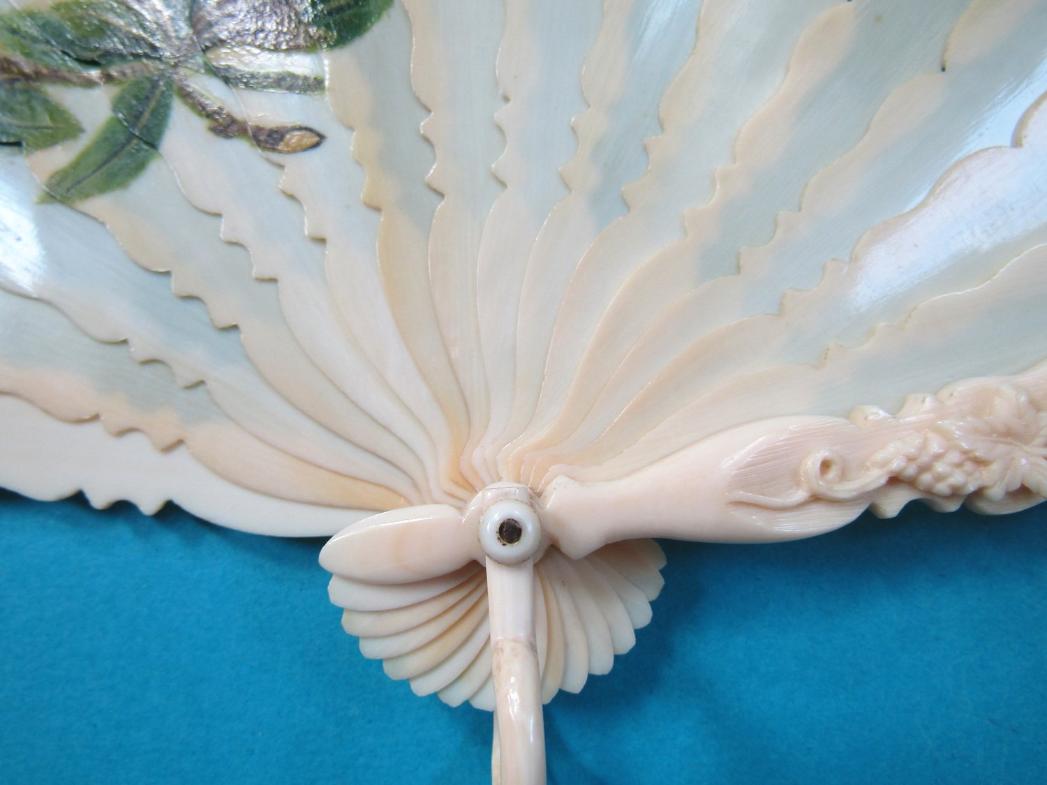 Carved-Dieppe-Brise-Fan-02