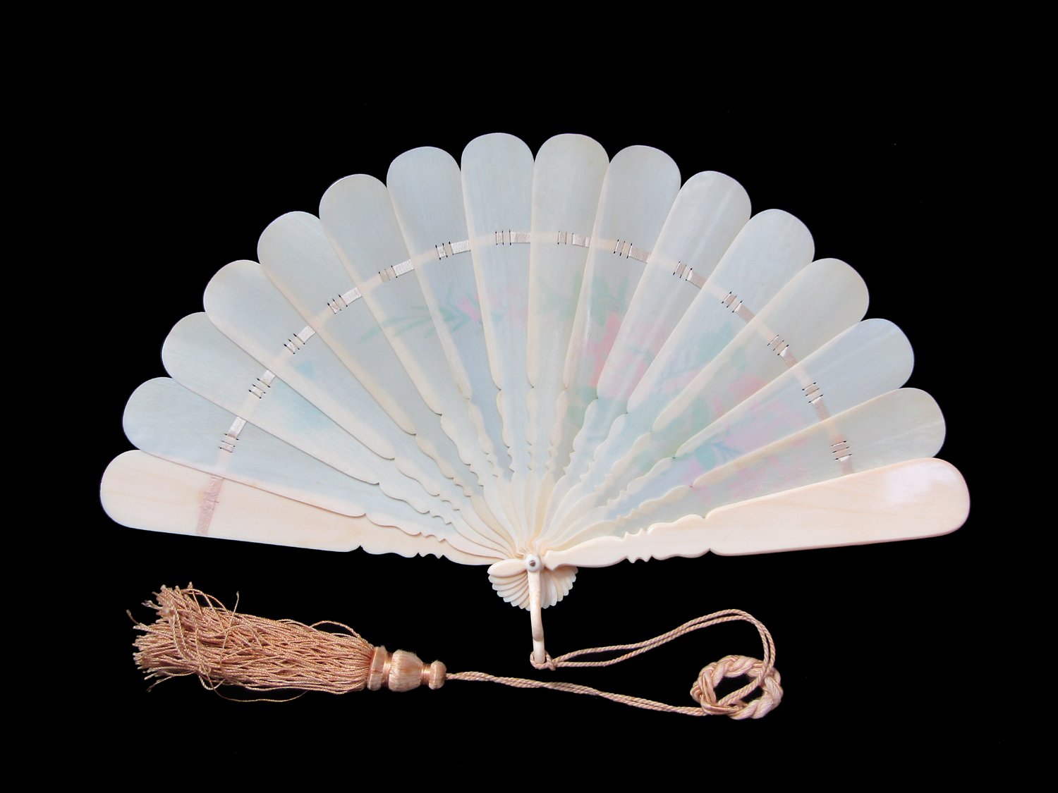 Carved-Dieppe-Brise-Fan-08
