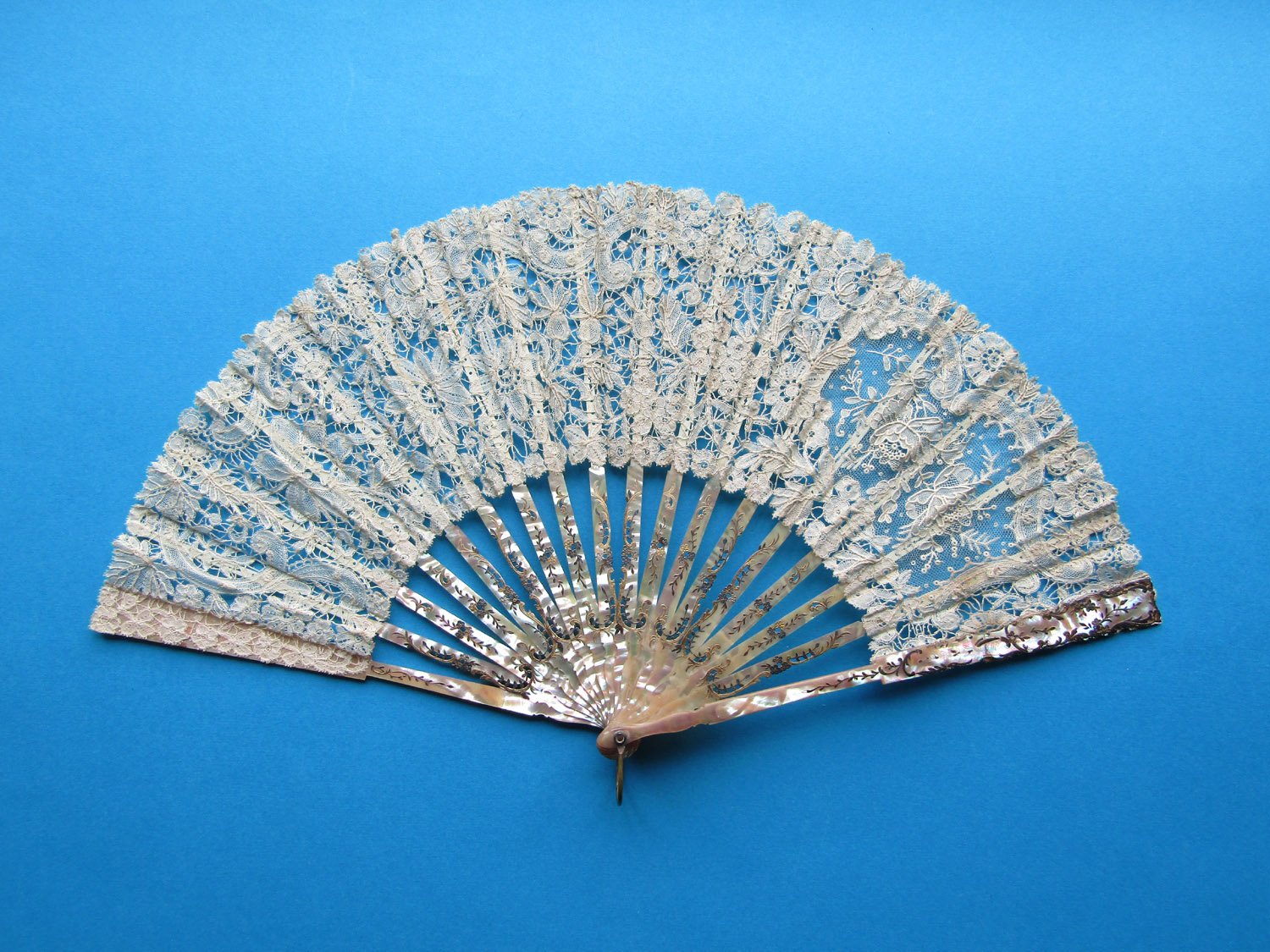 Mixed-Belgian-Lace-Mother-of- Pearl-Fan-01