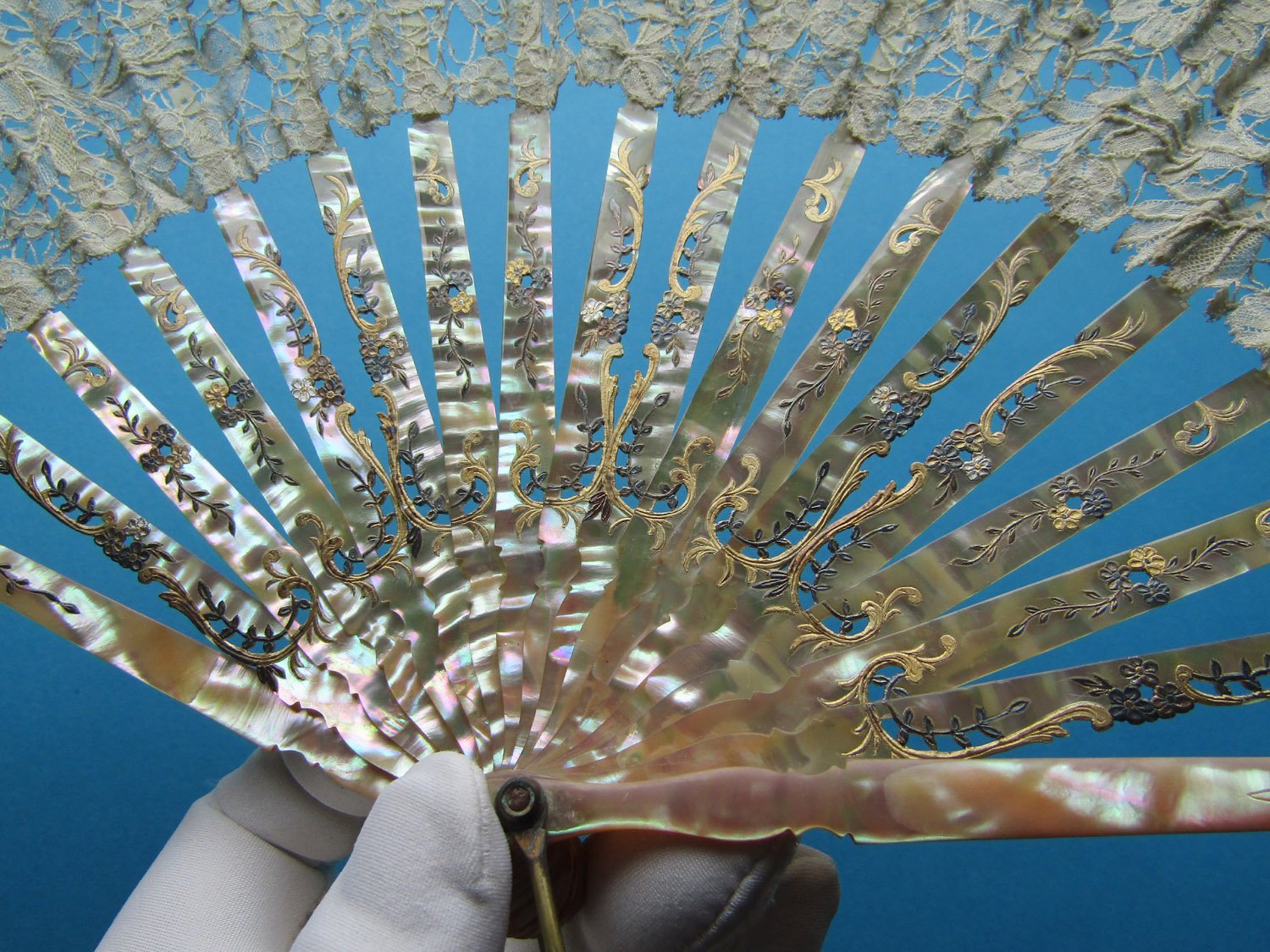 Mixed-Belgian-Lace-Mother-of- Pearl-Fan-02