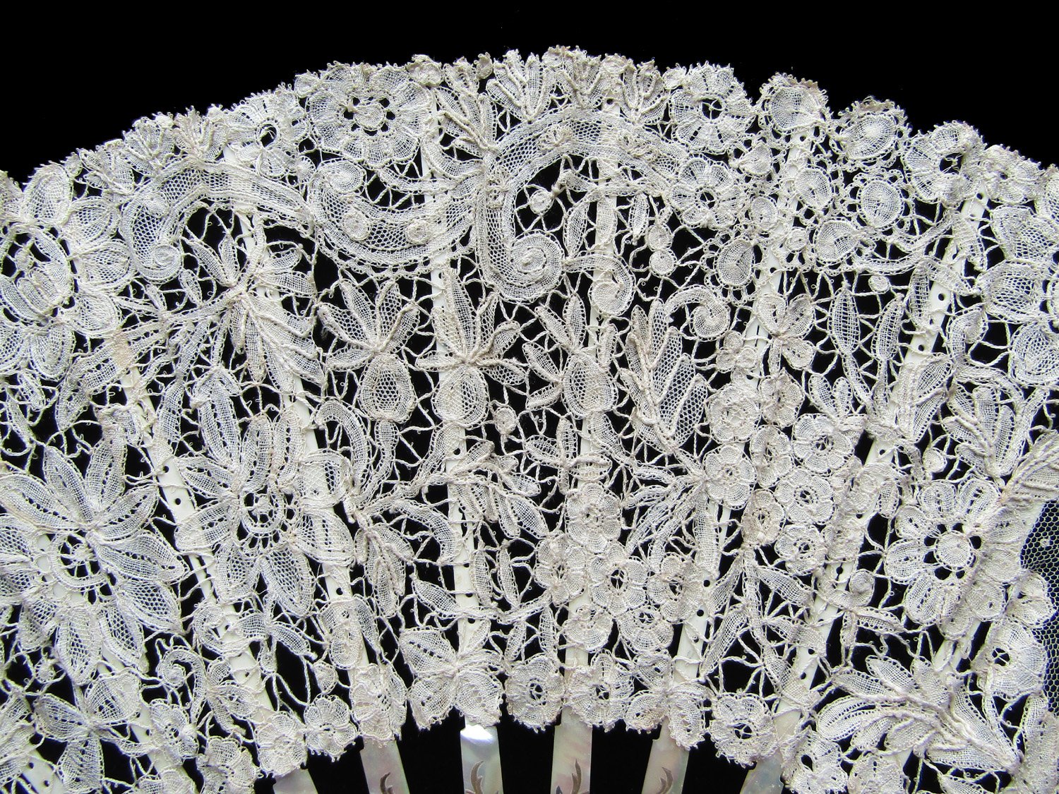 Mixed-Belgian-Lace-Mother-of- Pearl-Fan-04