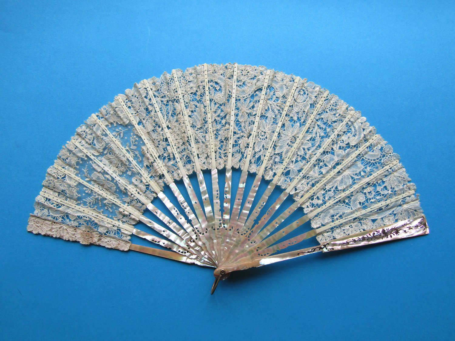 Mixed-Belgian-Lace-Mother-of- Pearl-Fan-07