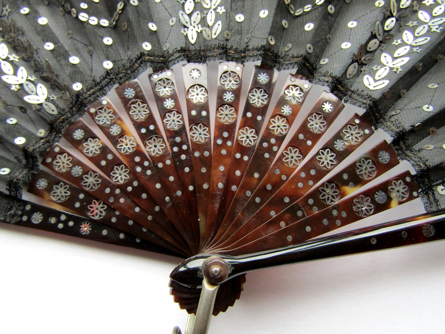 Sequined-Silk-and-Tortoiseshell-Fan-02