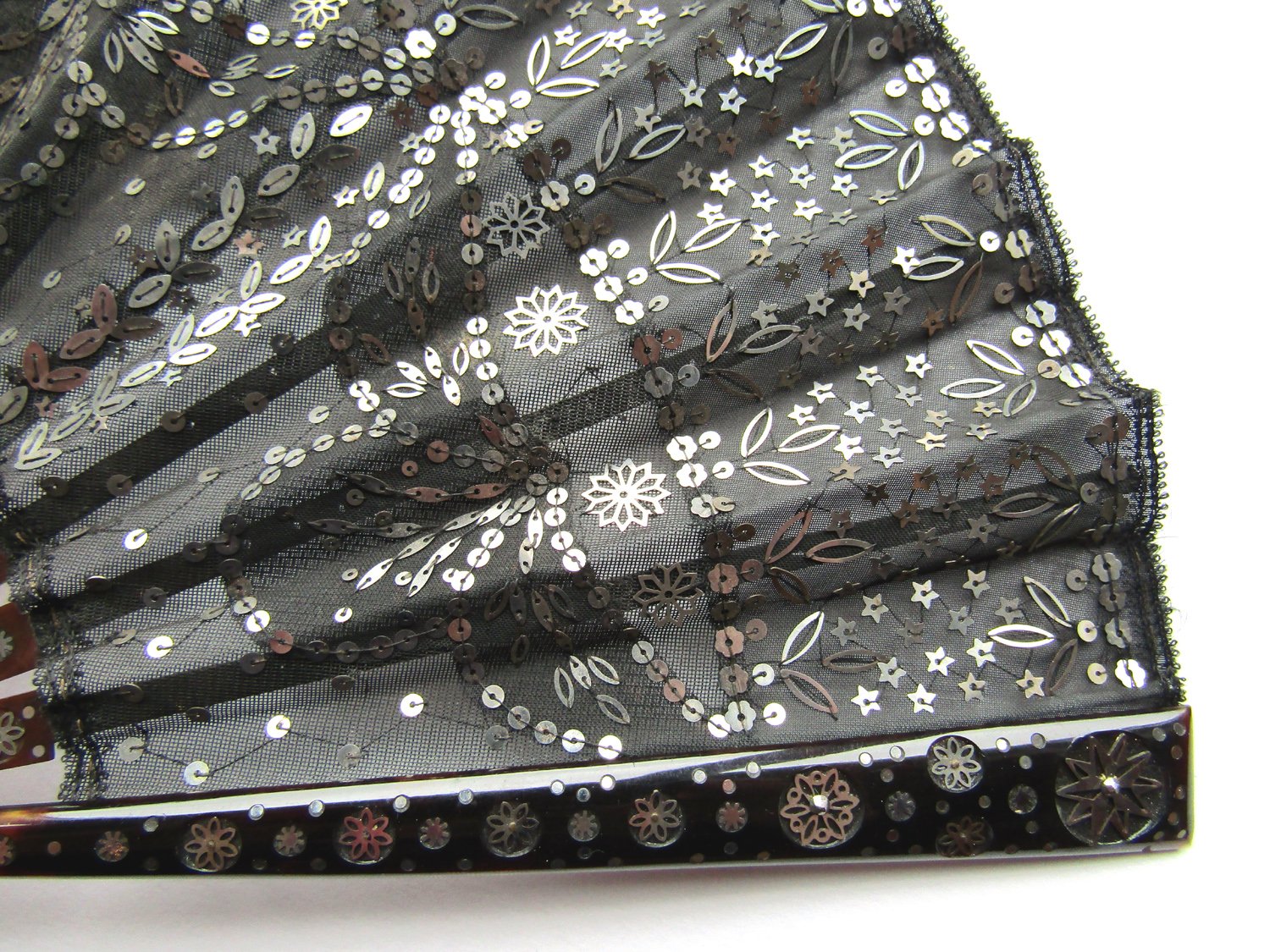 Sequined-Silk-and-Tortoiseshell-Fan-04
